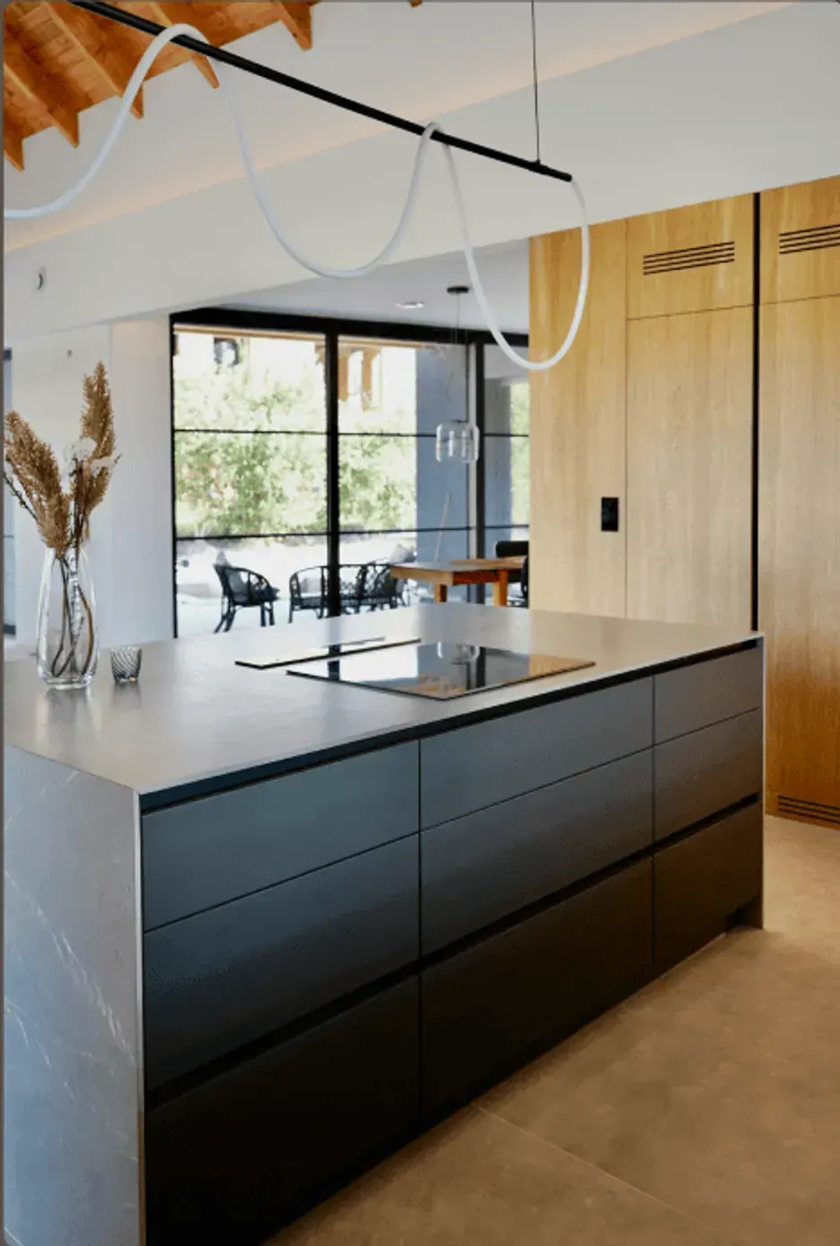 zdjecie kuchni z fornirowaną sciana