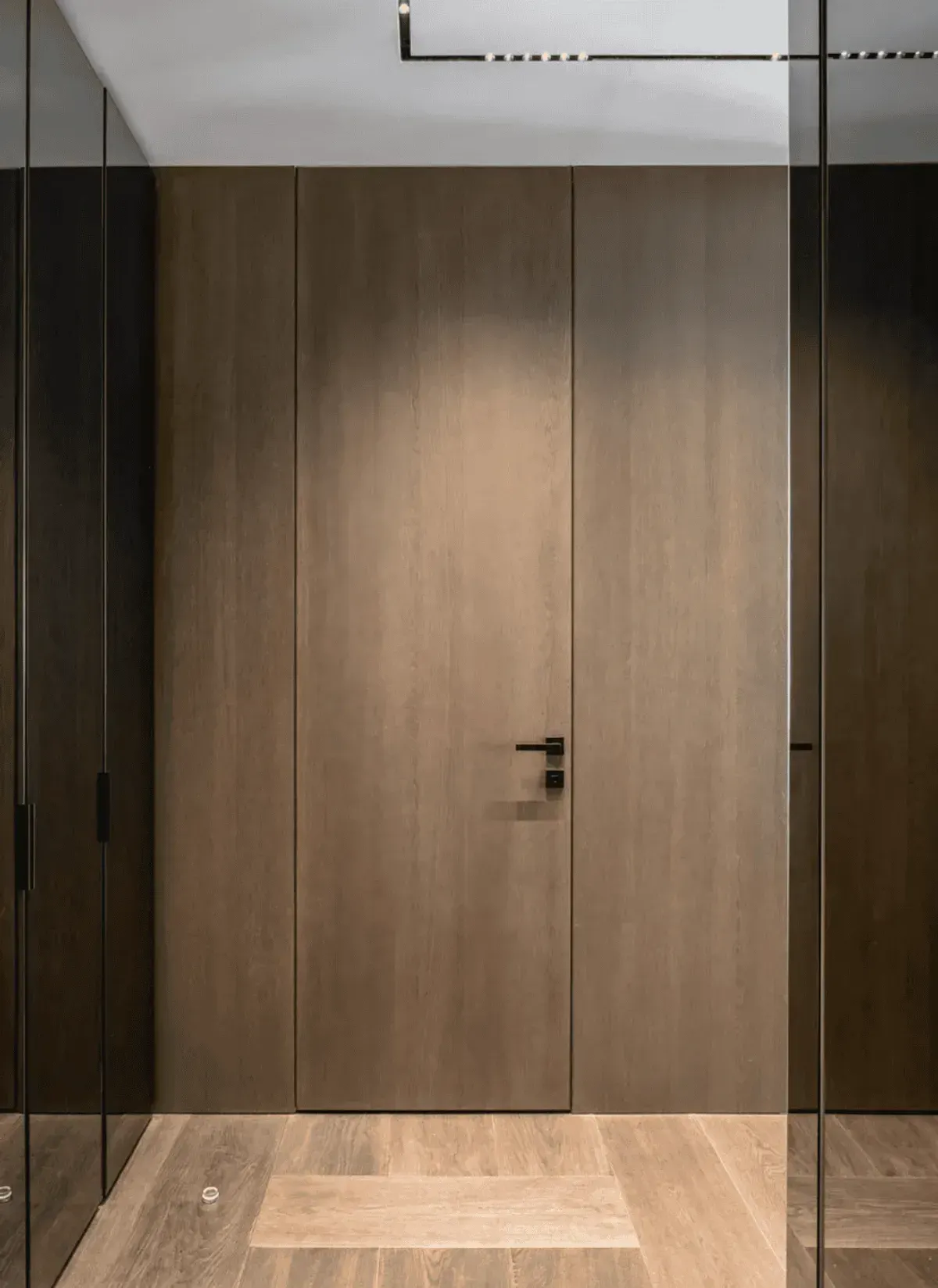 Wysokie drzwi ukryte bez górnej belki