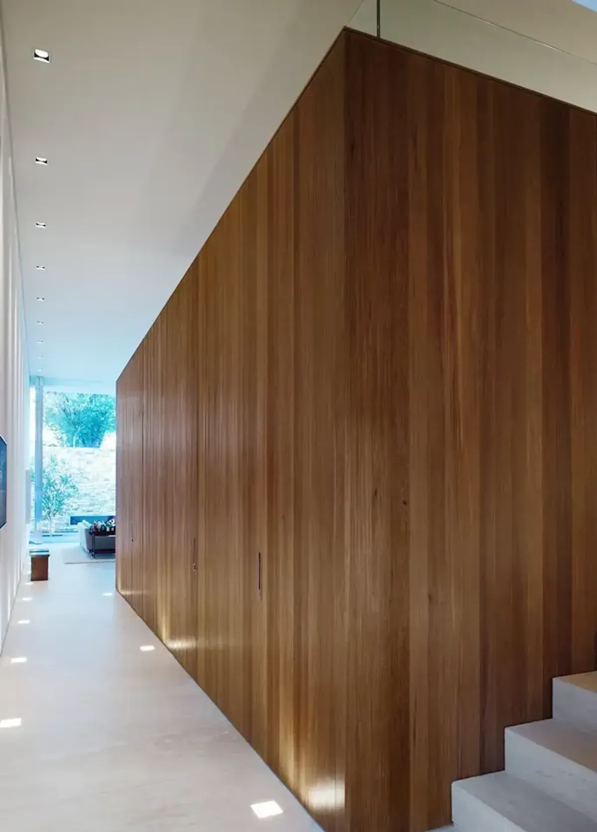 Zdjęcie przedstawia korytarz i schody w fornirze