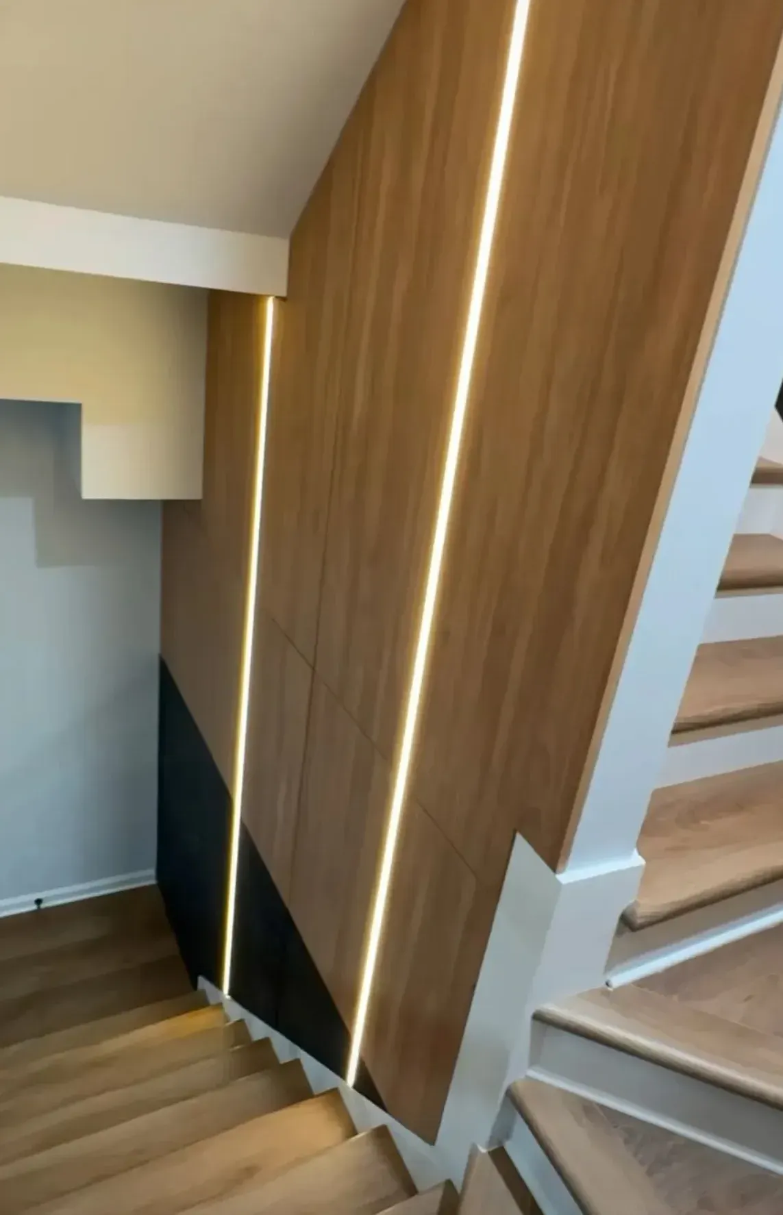 zdjęcie przedstawia realizację klatki schodowej w fornirze drewnianym i kamiennym